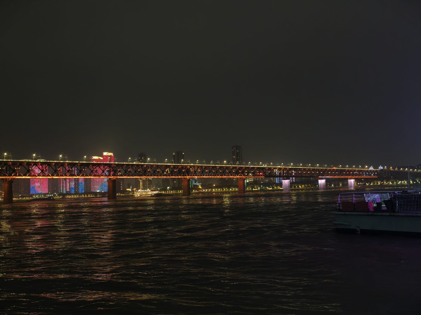 武汉江边夜景与灯光倒影