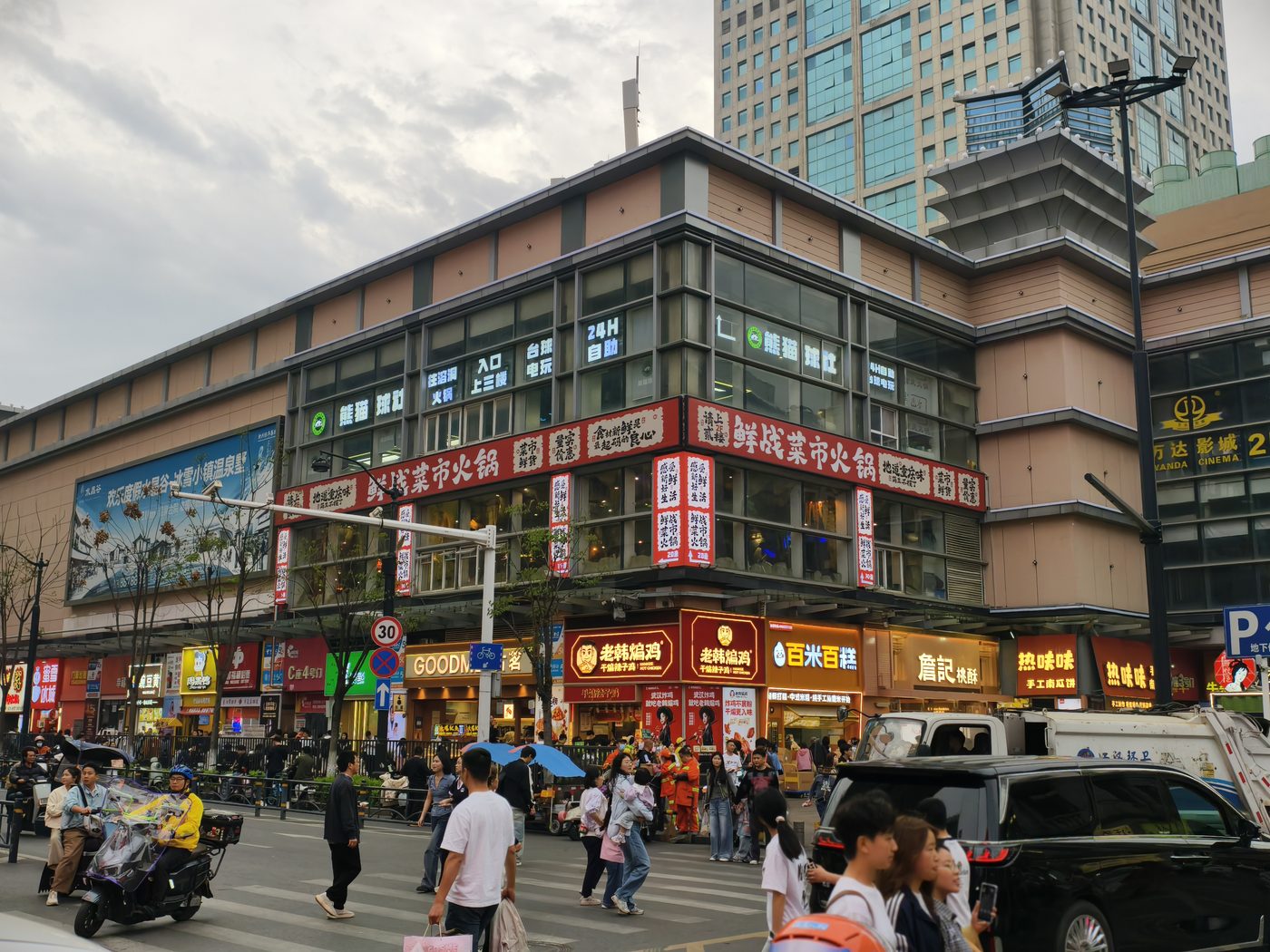 武汉夜晚街区人流