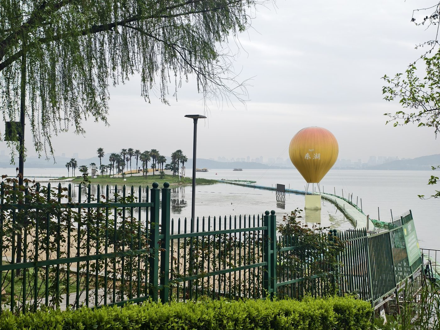 东湖湖面与自然风景