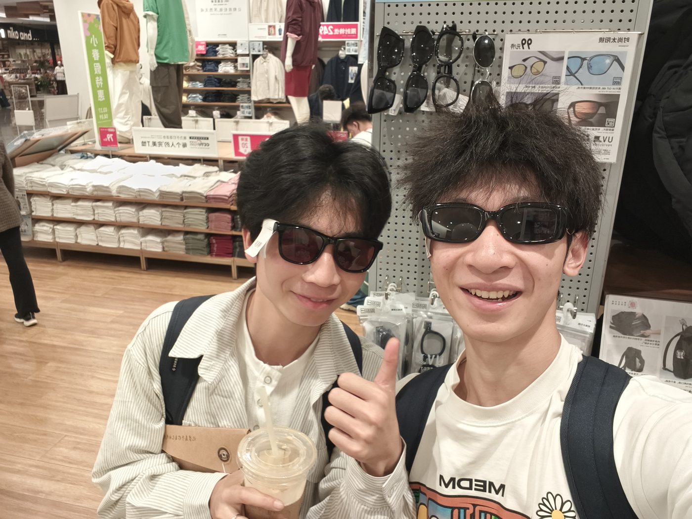五位同学旅行合照