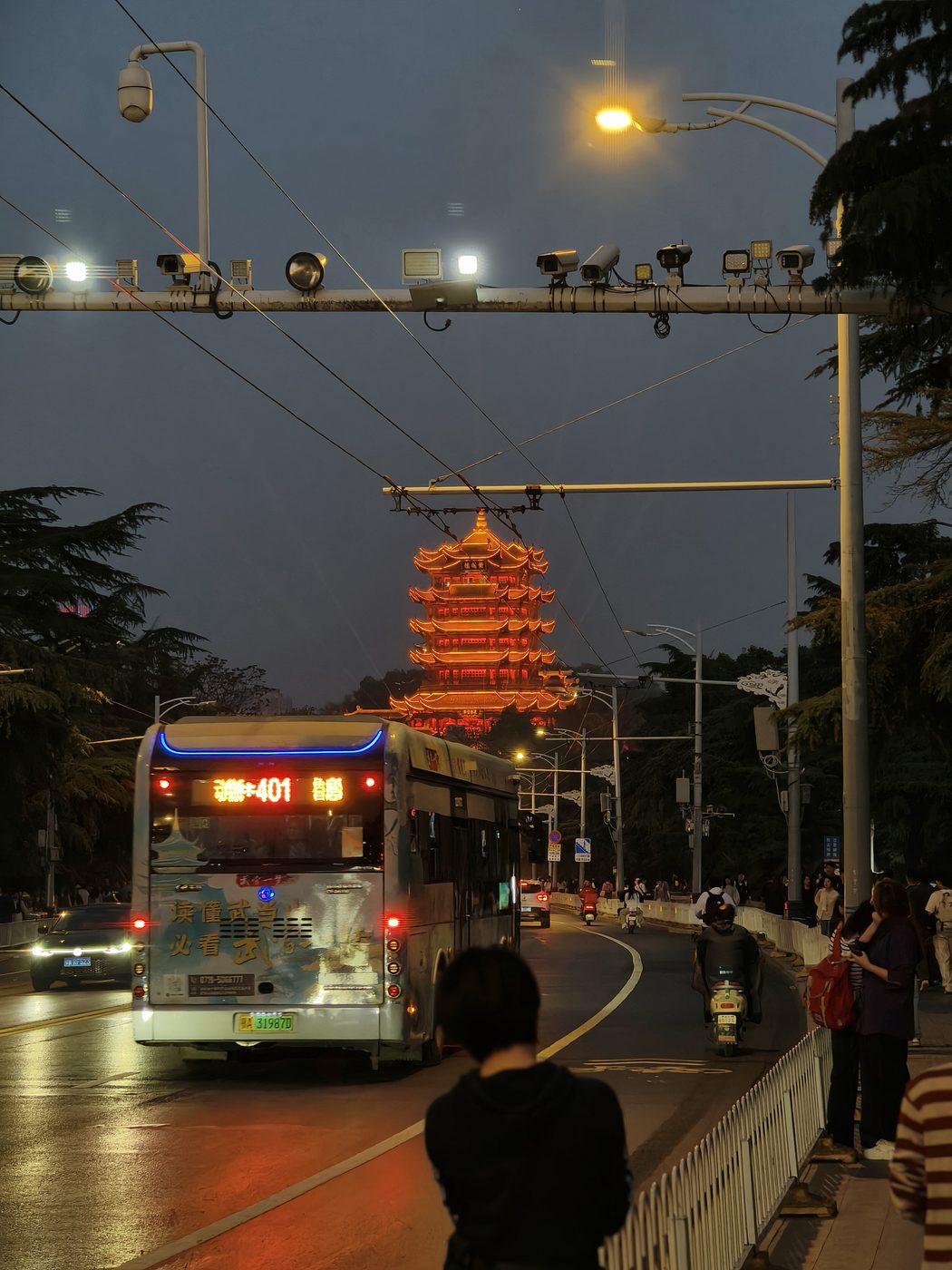 黄鹤楼前经过的公交车