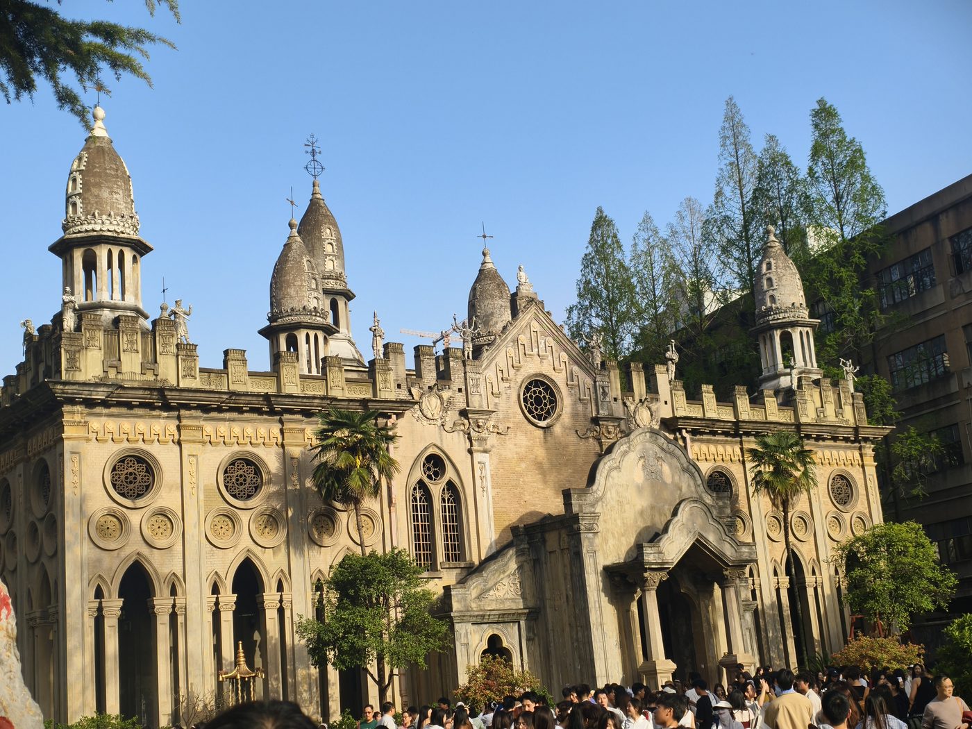 古德寺建筑尖顶与窗花
