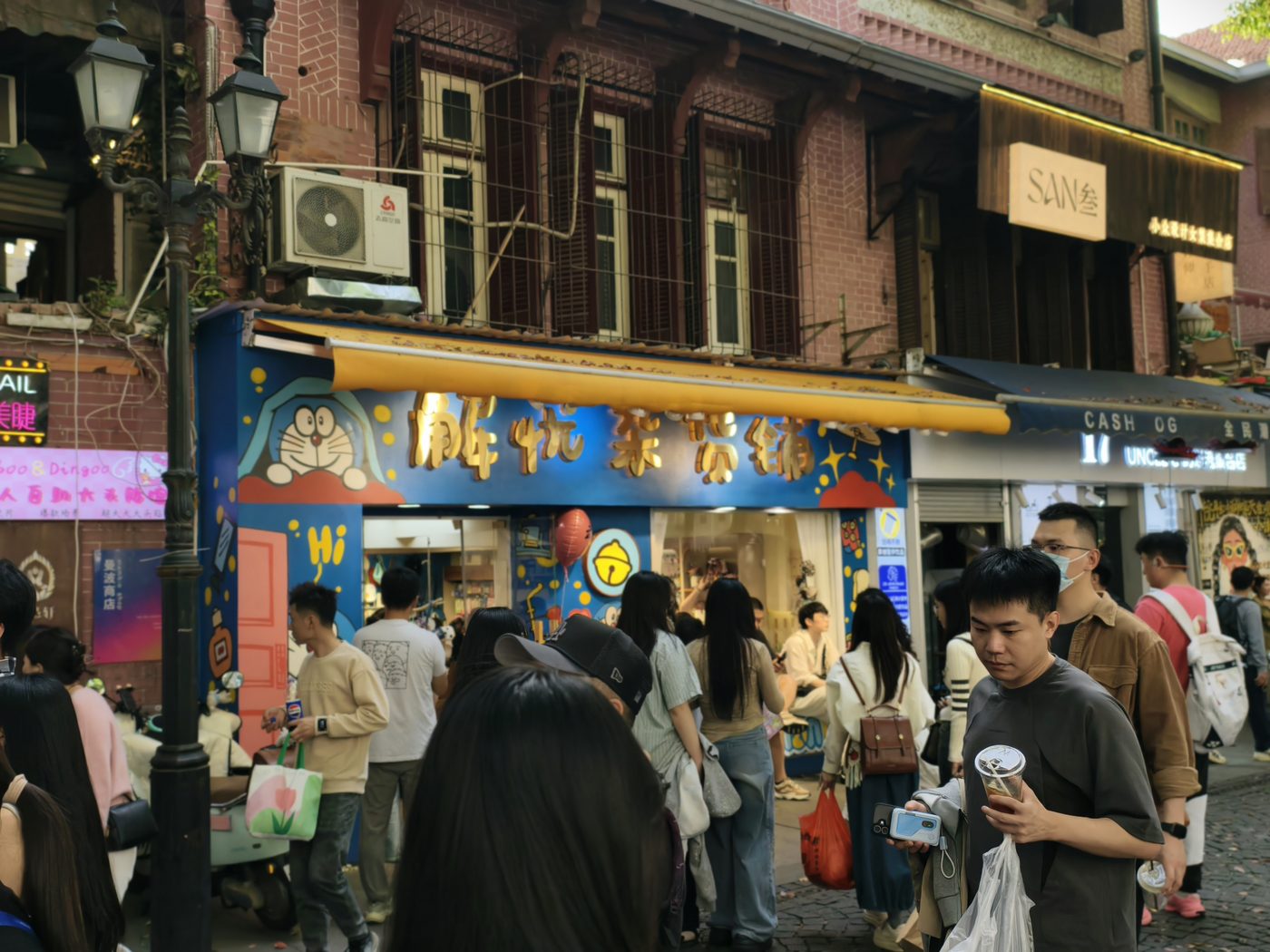 武汉小吃街与人群