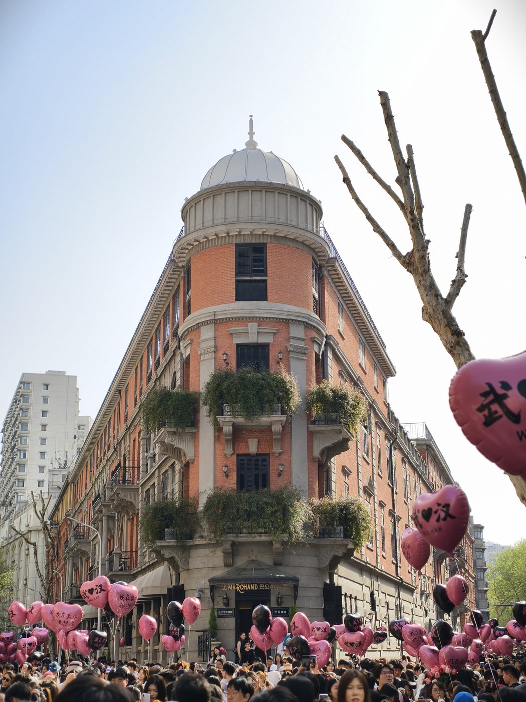 粉色店面与老楼街景